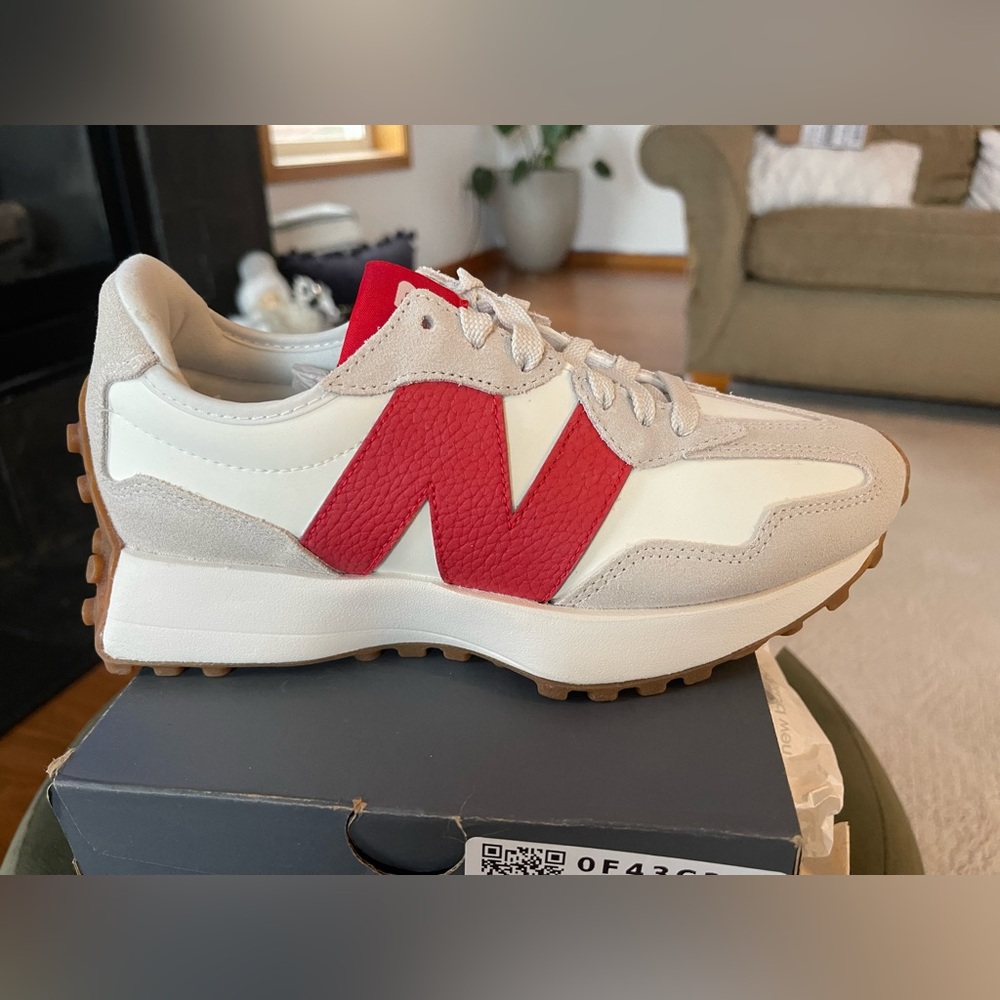 New never worn New Balance 327 womens